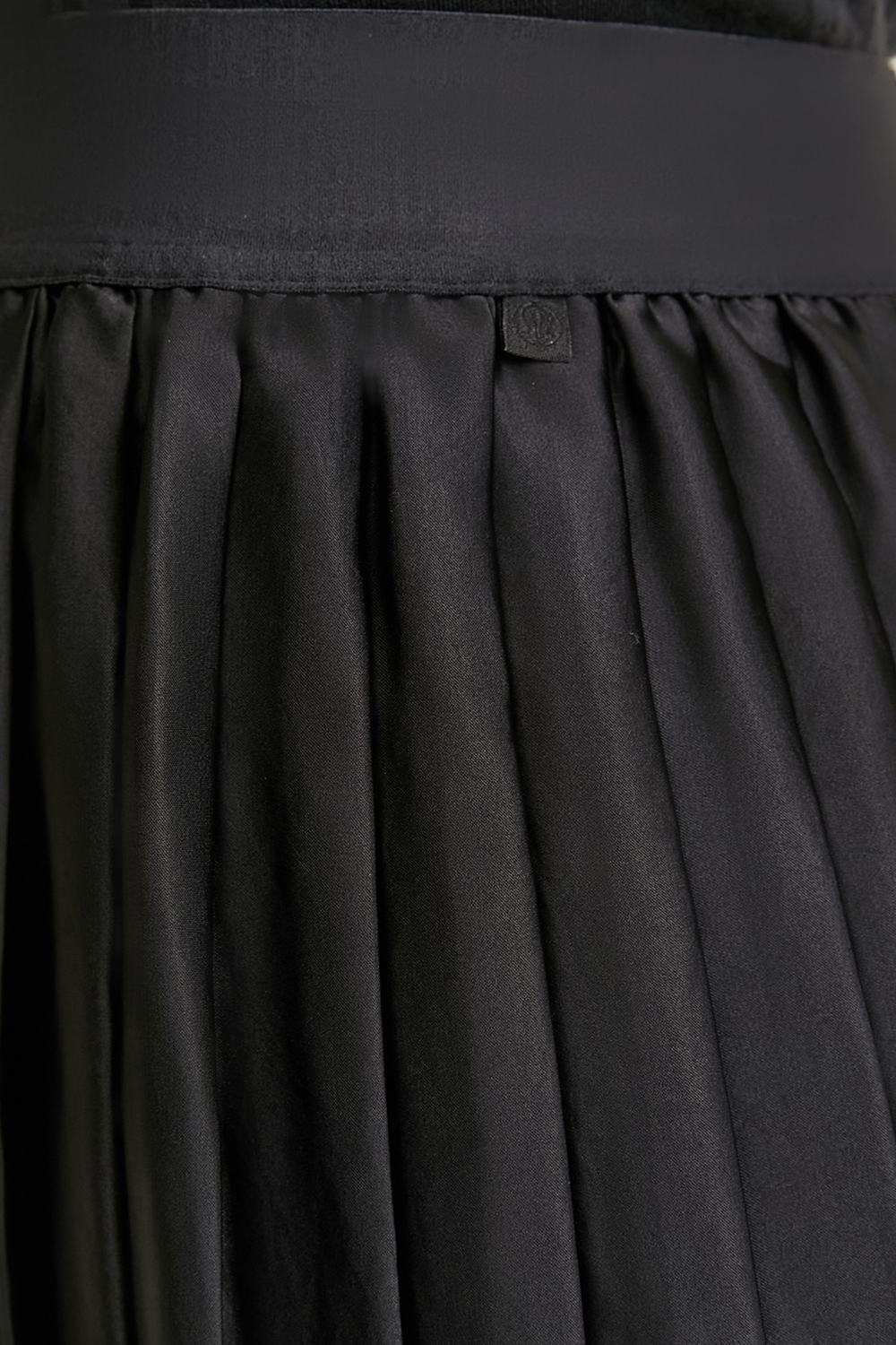 תמונת תקריב דוגמן של Satin Pleated Midi Skirt LULULEMON