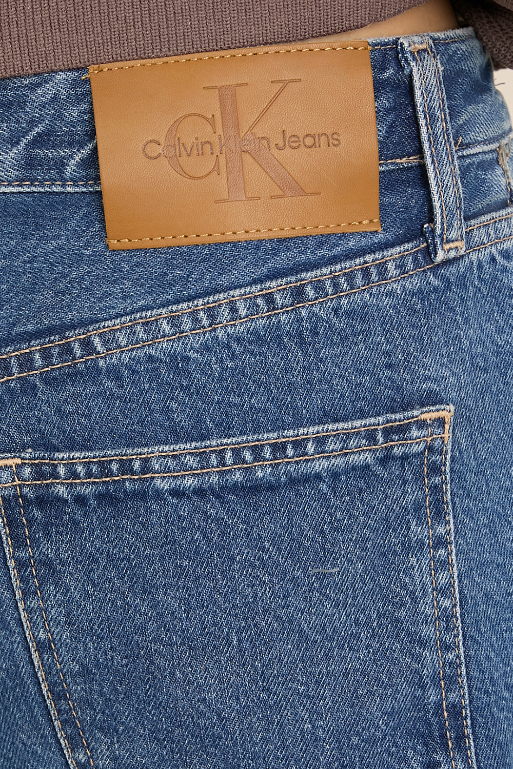 תמונת תקריב דוגמן של מכנסי ג'ינס בגזרה ישרה CALVIN KLEIN