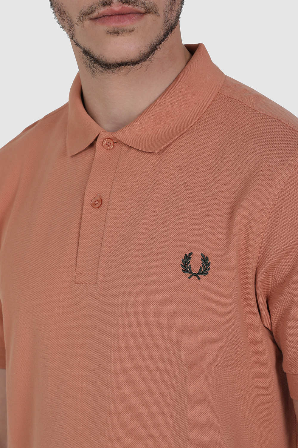 תמונת תקריב דוגמן של חולצת פולו קצרה FRED PERRY