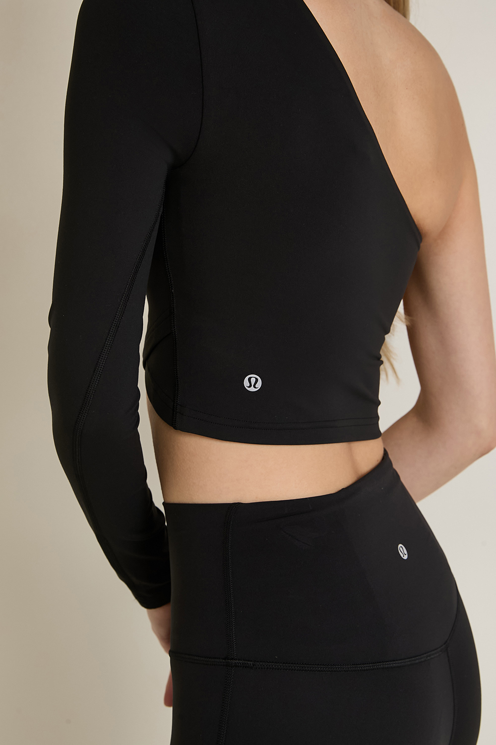 תמונת תקריב דוגמן של Align™ Asymmetrical Long-Sleeve Shirt LULULEMON
