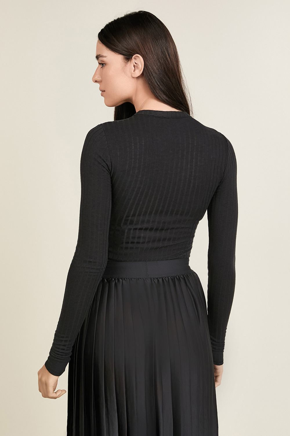 תמונת דוגמן אחורית של Wundermost Ribbed Wool Crewneck Long-Sleeve Bodysuit