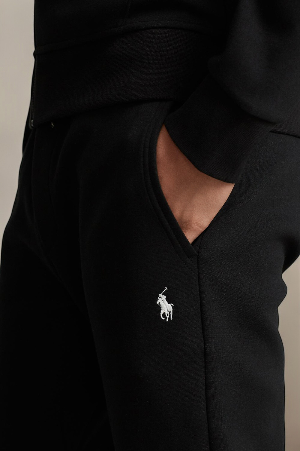 תמונת תקריב דוגמן של מכנסי ג'וגר POLO RALPH LAUREN