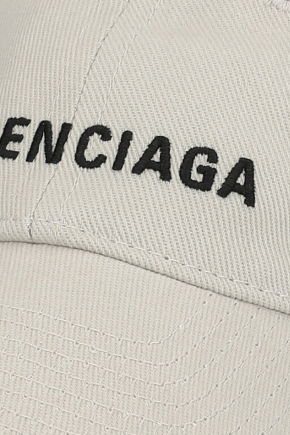 תמונת תקריב של כובע בייסבול עם רקמה BALENCIAGA KIDS