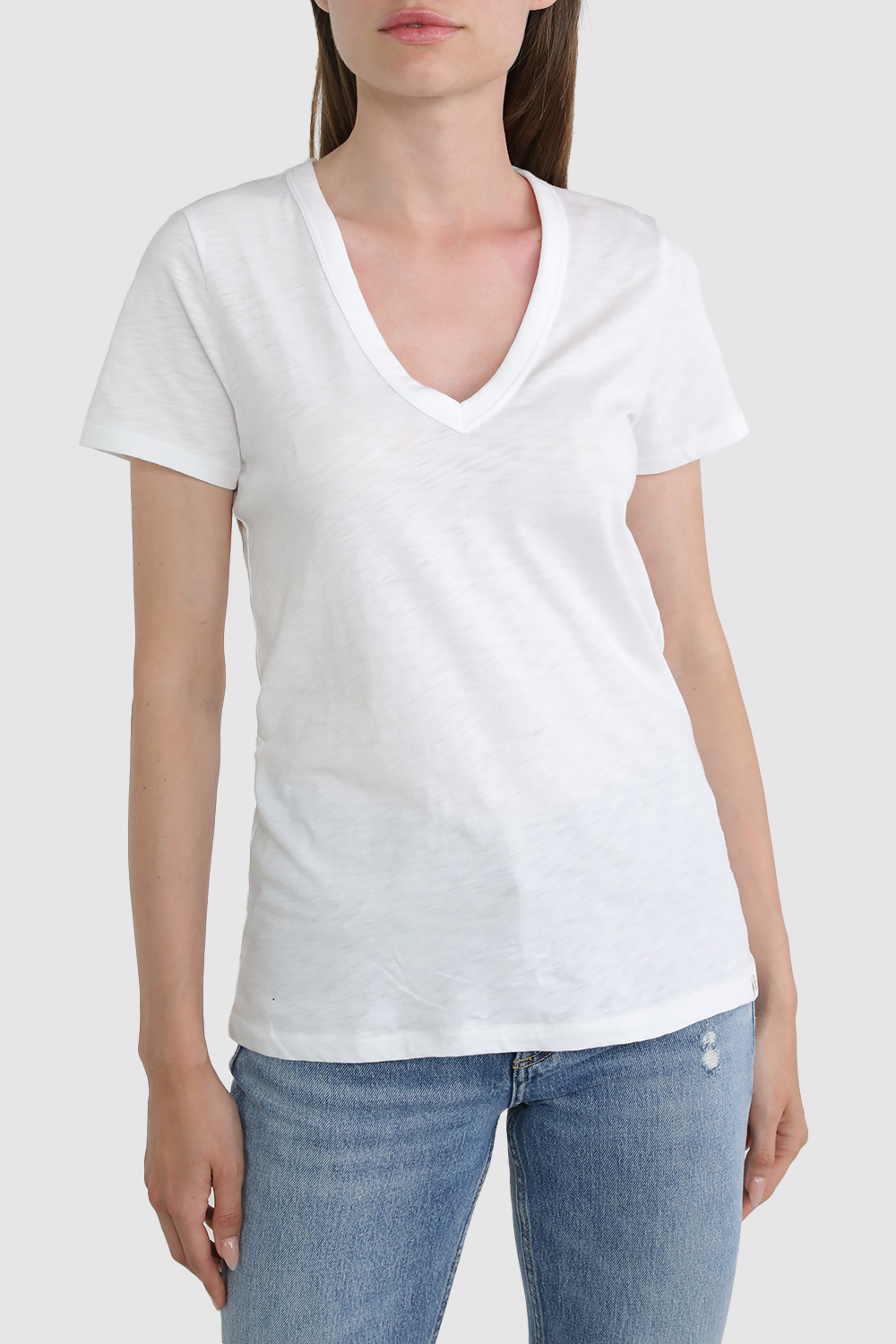 תמונת דוגמן קידמית של חולצת טי עם צווארון וי RAG & BONE