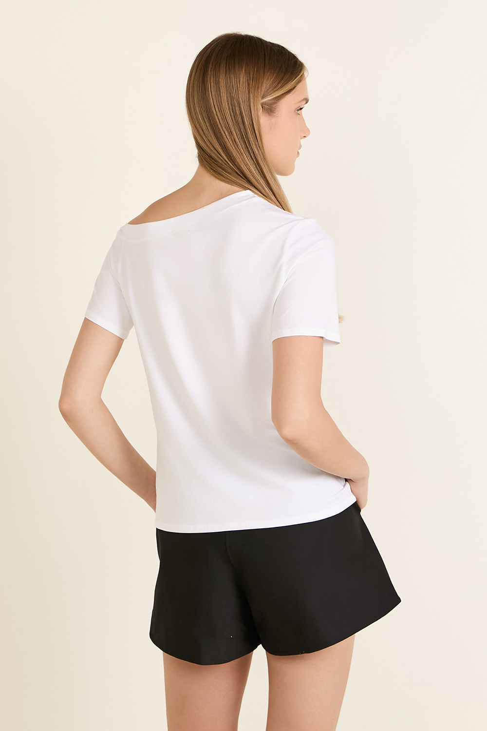 תמונת דוגמן אחורית של Off-The-Shoulder Cotton T-Shirt LULULEMON