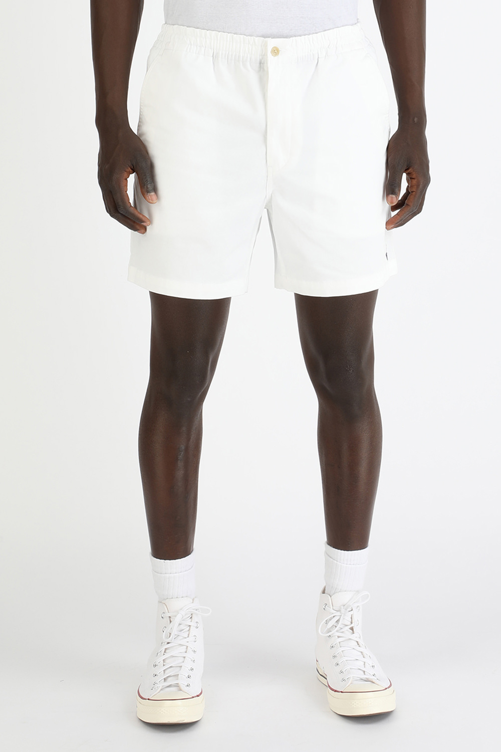 תמונת דוגמן קידמית של Cotton Flat Shorts in White