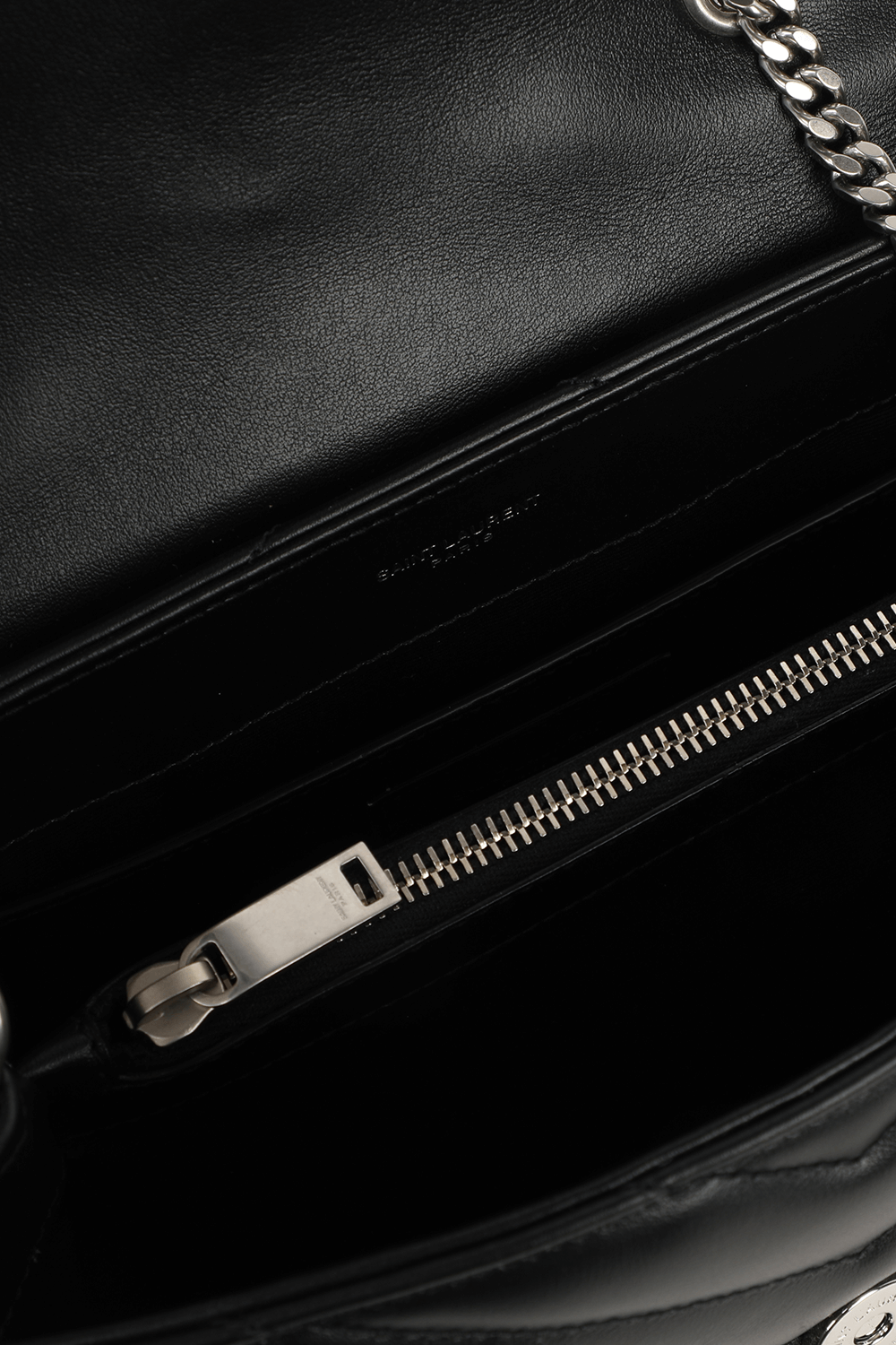 תמונת פנים של תיק לולו שחור מעור עם לוגו SAINT LAURENT