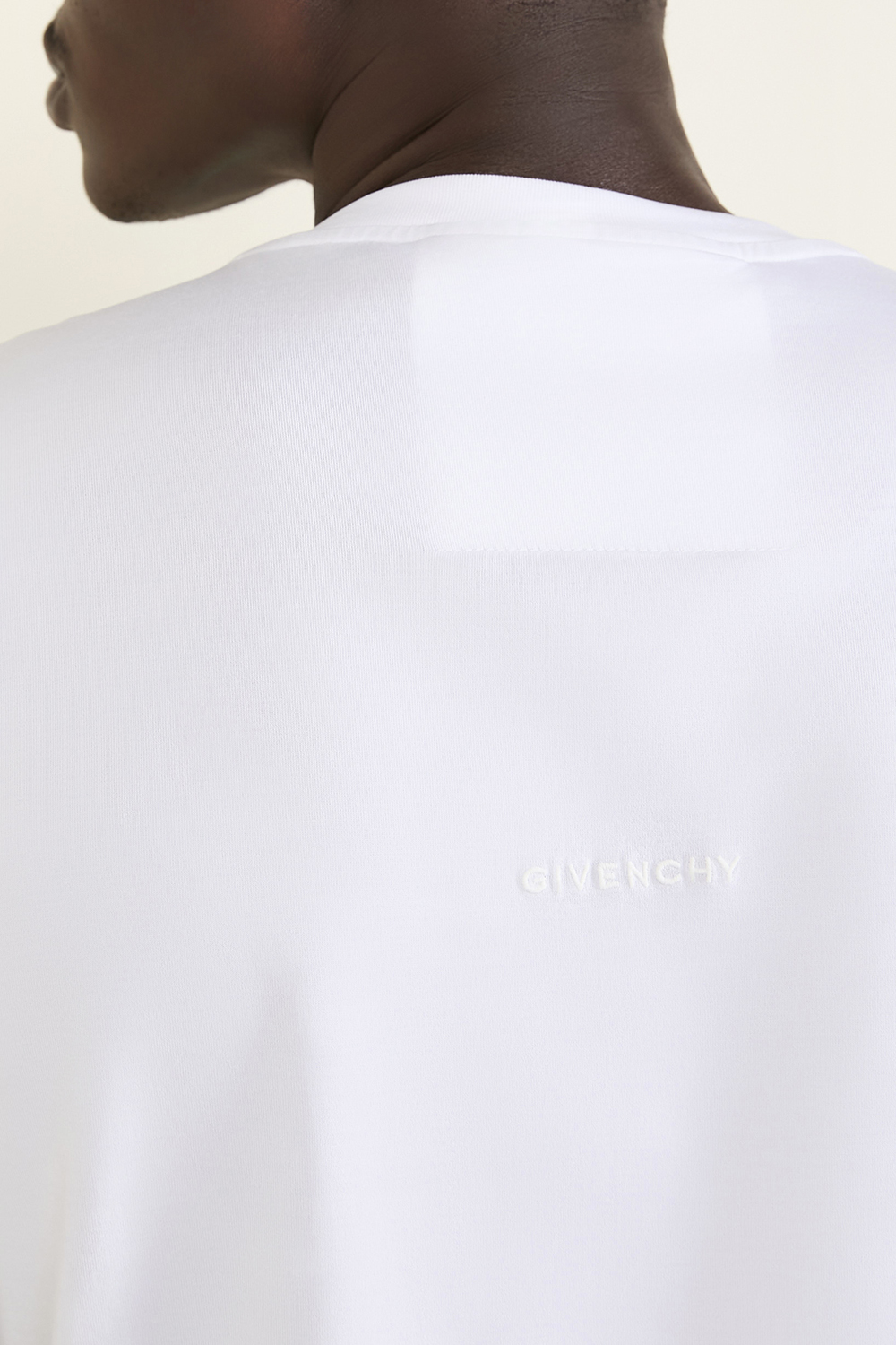 תמונת תקריב דוגמן של חולצת טי סלים פיט GIVENCHY