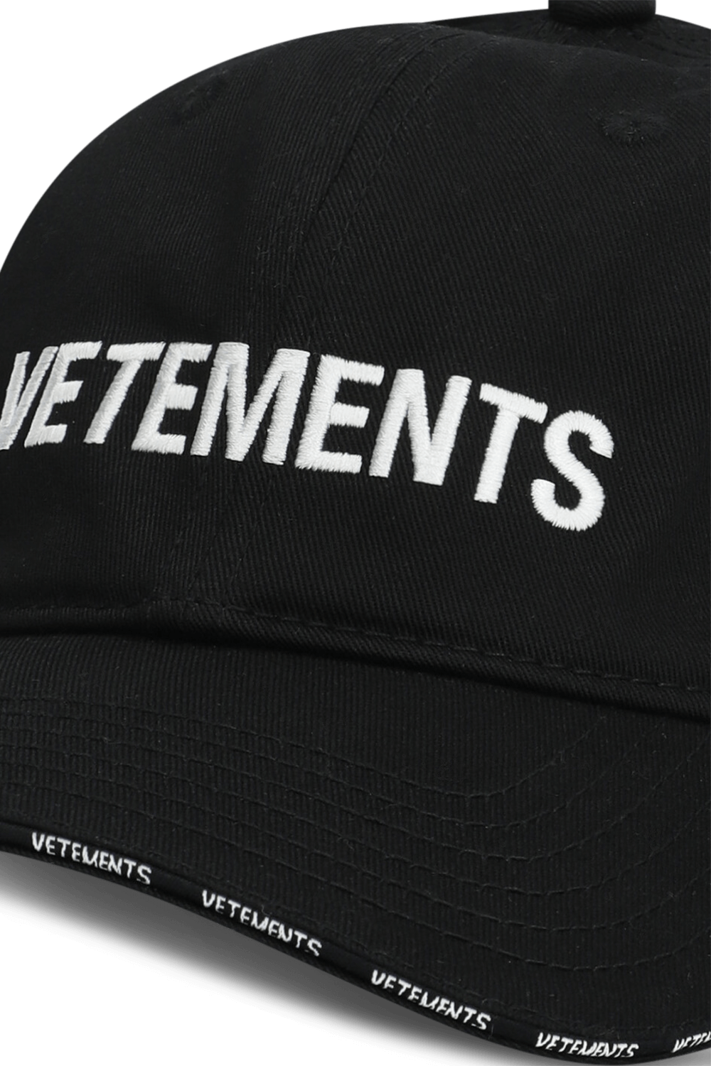 תמונת תקריב של כובע בייסבול VETEMENTS