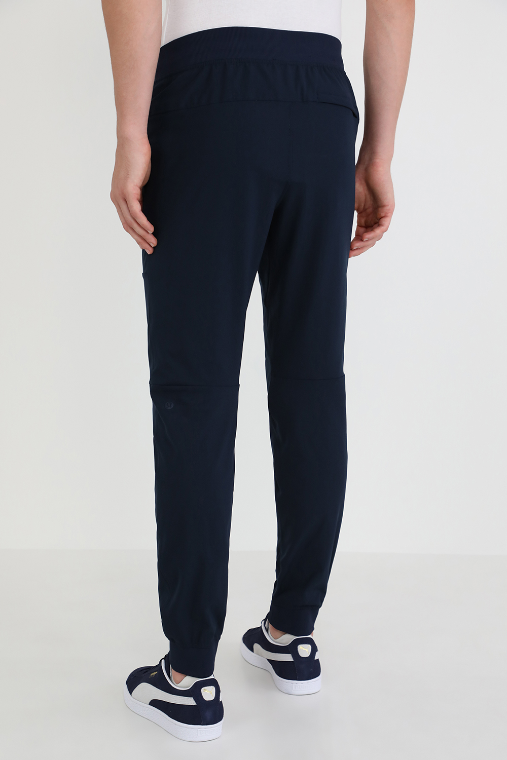 תמונת דוגמן אחורית של ABC Jogger