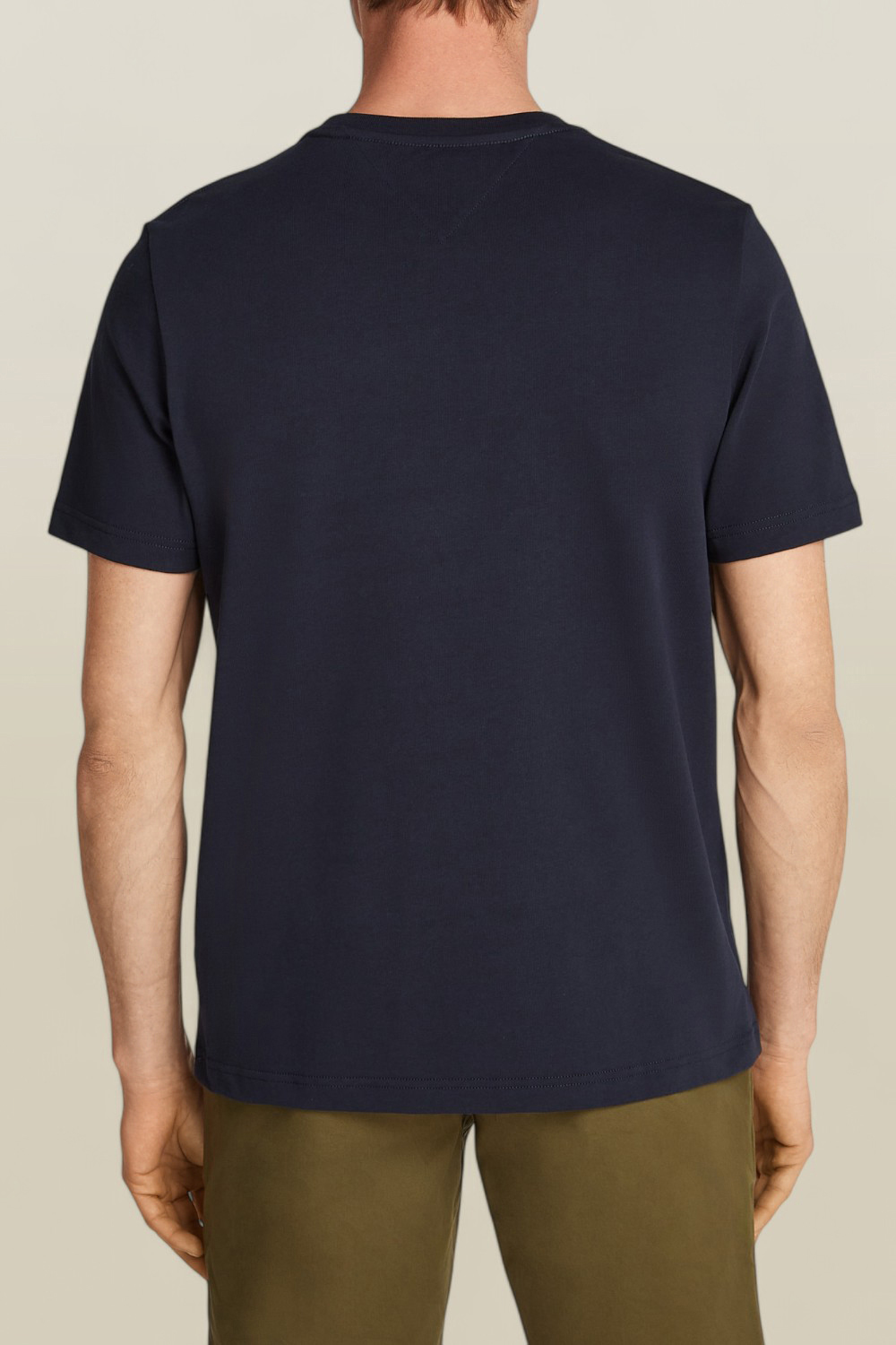 תמונת דוגמן אחורית של חולצת טי TOMMY HILFIGER