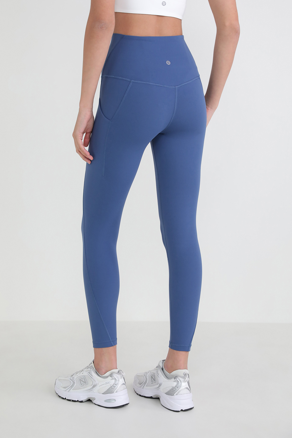 תמונת דוגמן אחורית של Align™ Pant 25" * Pockets