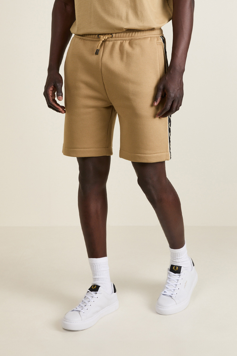 תמונת דוגמן קידמית של מכנסי ג'וג קצרים FRED PERRY
