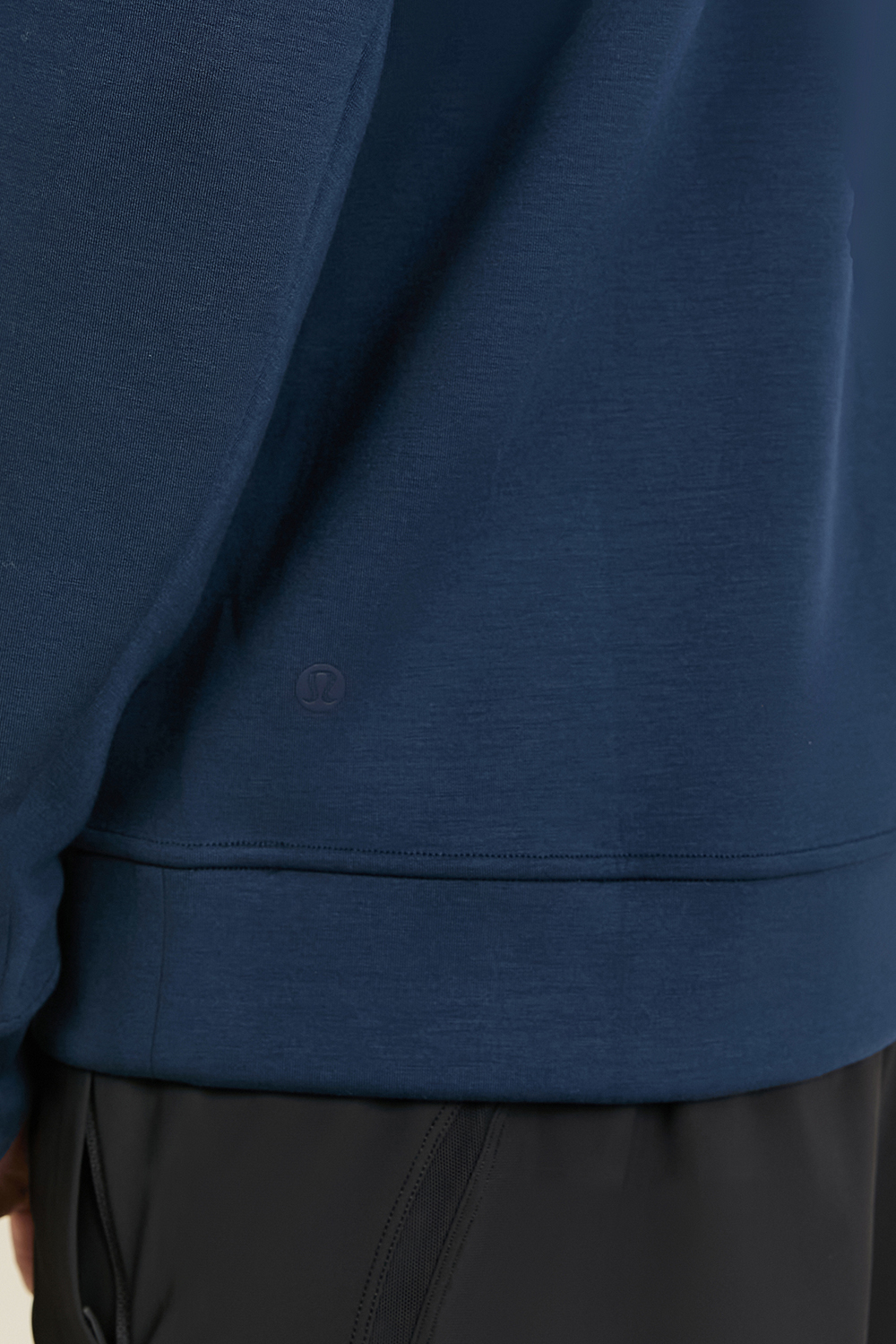 תמונת תקריב דוגמן של Smooth Spacer Crew LULULEMON