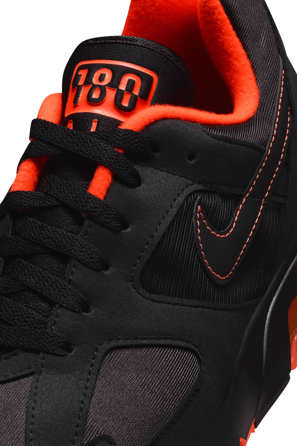 תמונת תקריב של נעלי סניקרס NIKE