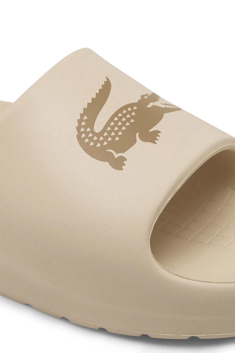 תמונת תקריב של כפכפי סליידס LACOSTE