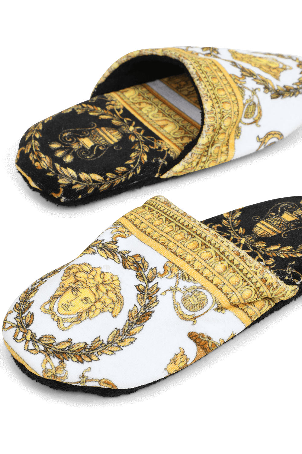 תמונת תקריב של נעלי בית עם הדפס בארוק VERSACE