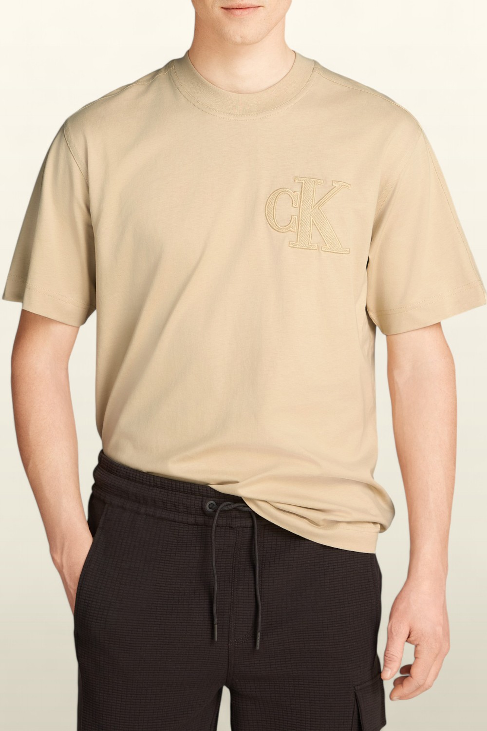 תמונת דוגמן קידמית של חולצת טי CALVIN KLEIN