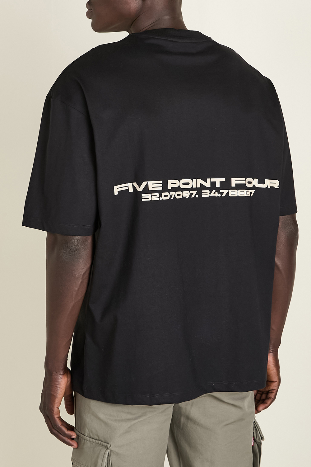תמונת תקריב דוגמן של חולצת טי FIVE POINT FOUR