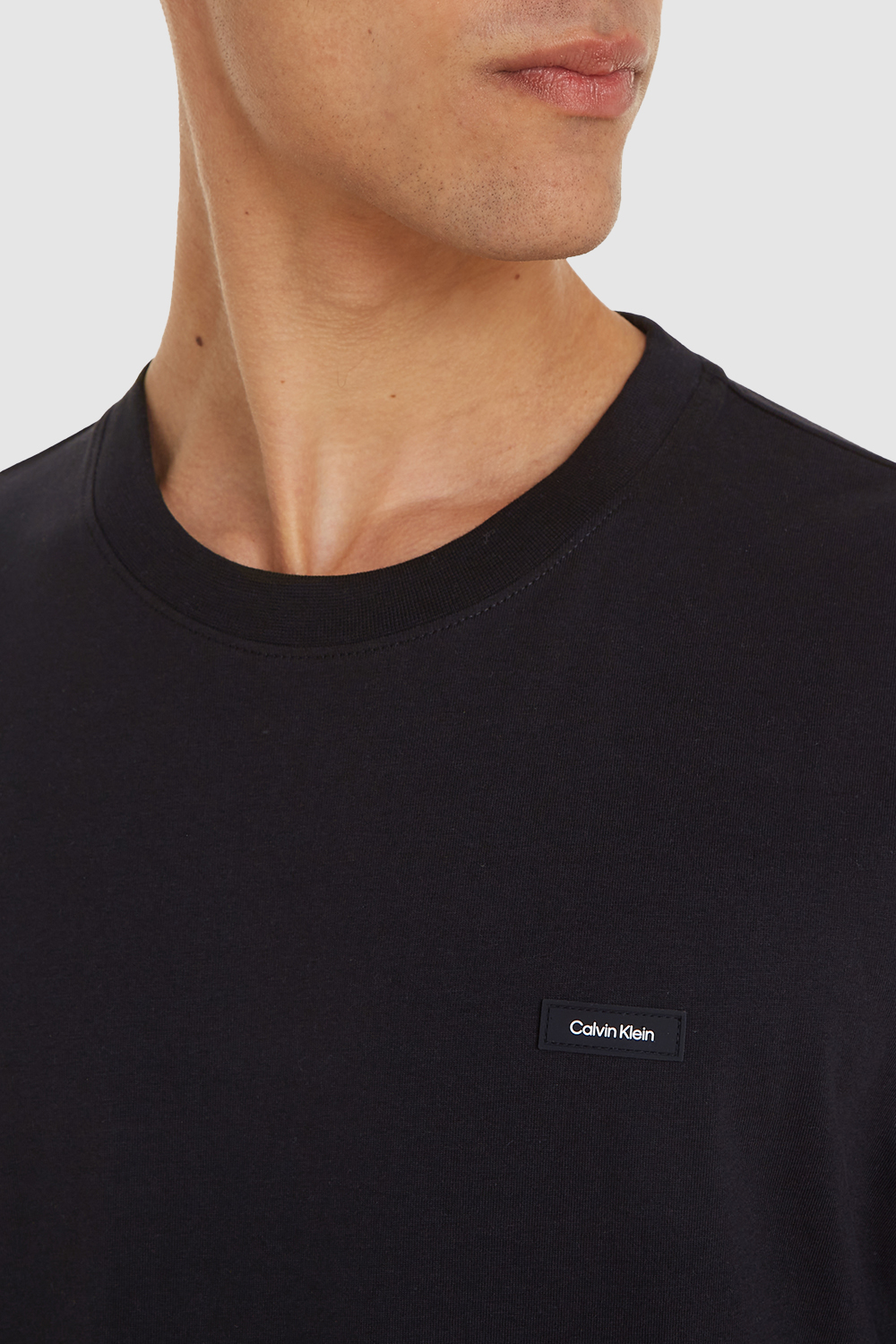 תמונת תקריב דוגמן של חולצת טי CALVIN KLEIN
