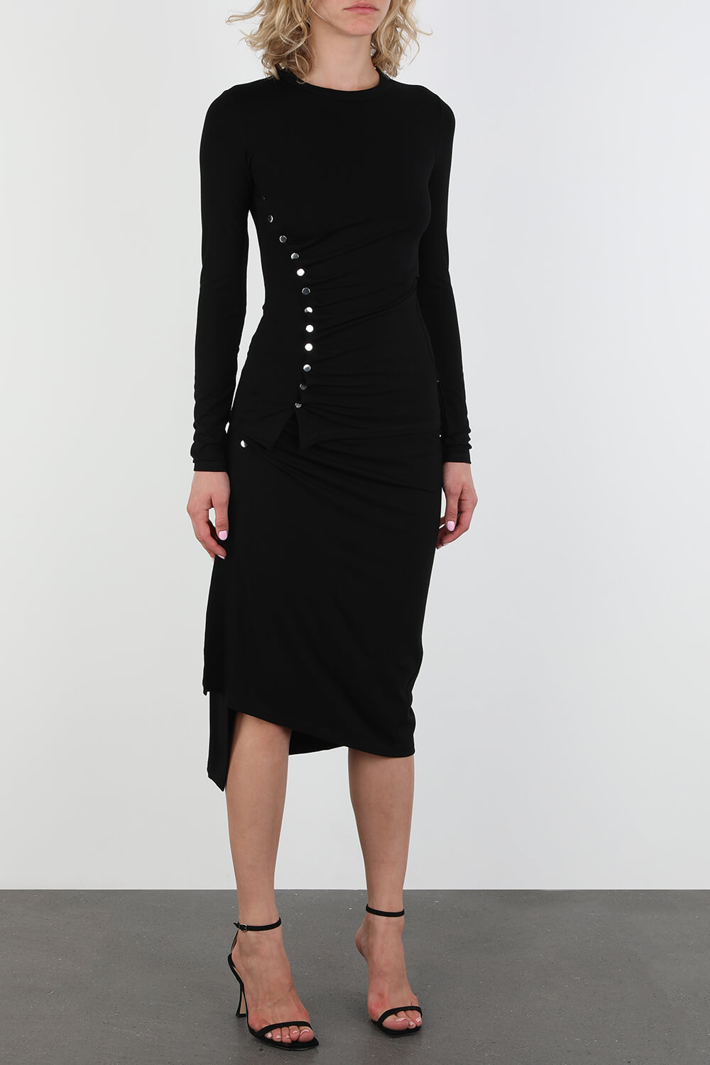 תמונת דוגמן קידמית של Asymetrical Buttons Long Shirt in Black