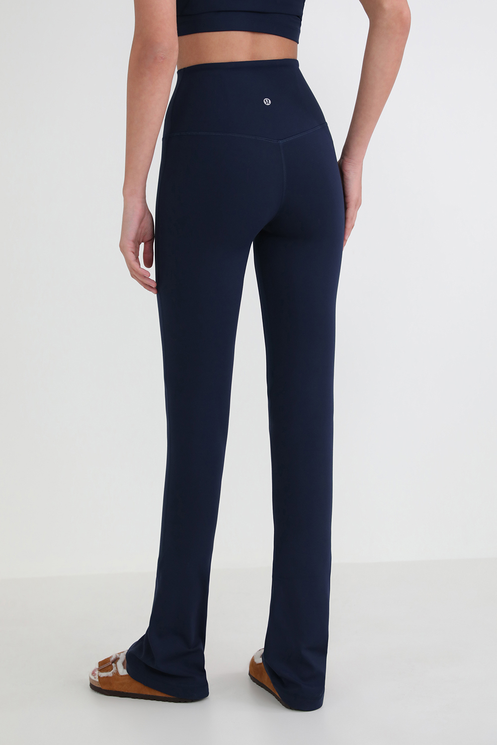 תמונת דוגמן אחורית של Align HR Mini Flare Pant 32