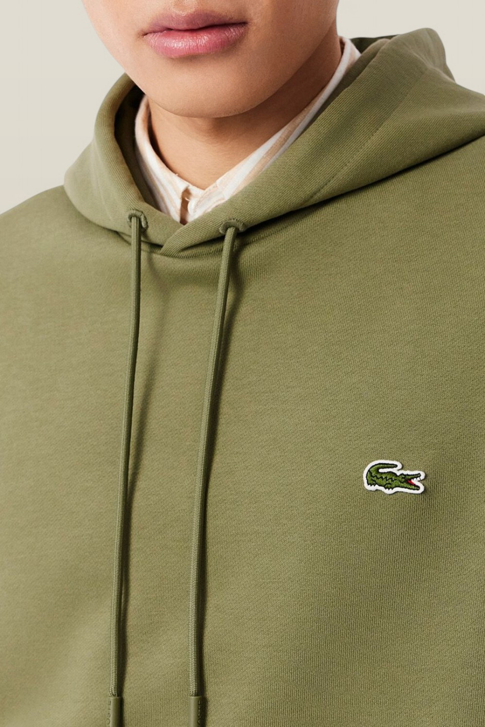 תמונת תקריב דוגמן של סווטשירט קפוצ'ון LACOSTE