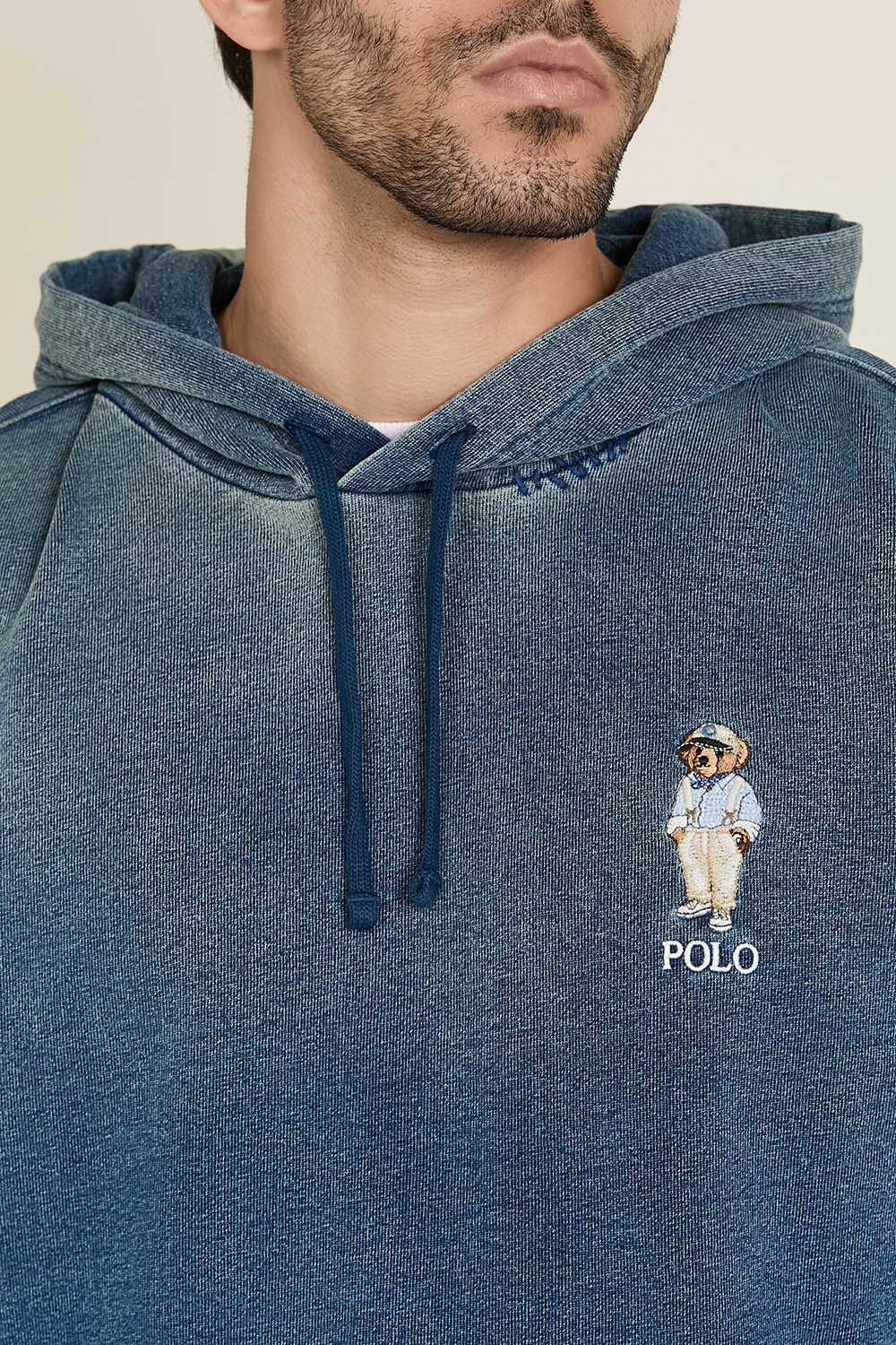 תמונת תקריב דוגמן של סווטשירט קפוצ'ון POLO RALPH LAUREN