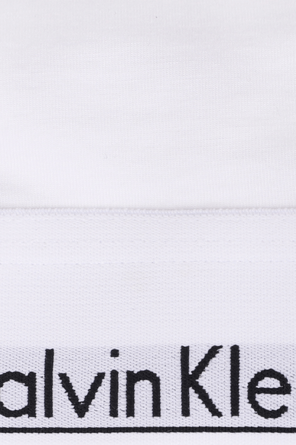 תמונת תקריב של טופ ספורטיבי לבן פלאס סייז CALVIN KLEIN