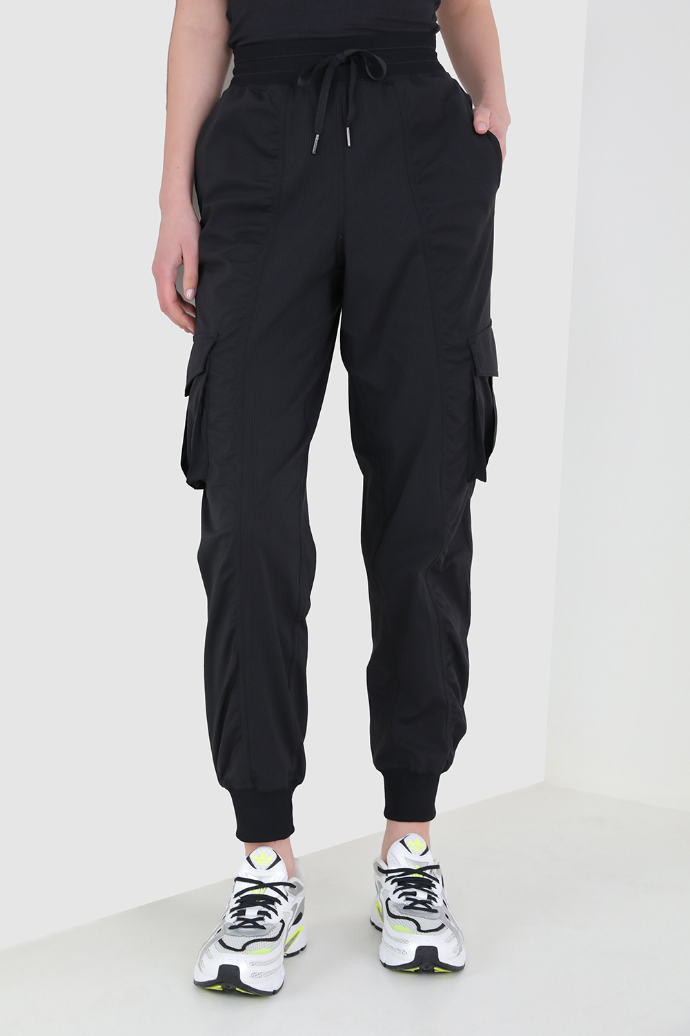 תמונת דוגמן קידמית של Dance Studio Relaxed-Fit Mid-Rise Cargo Jogger