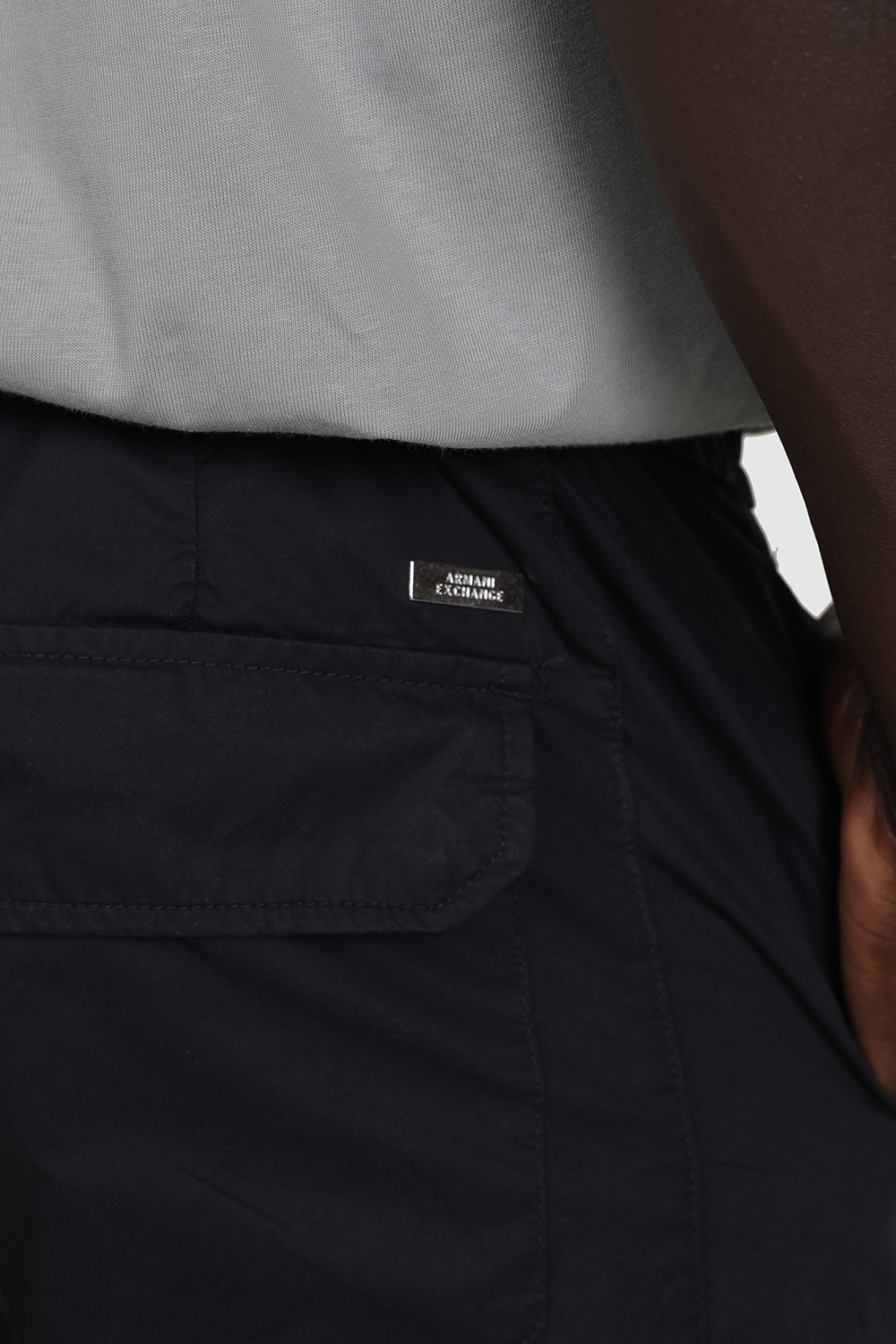 תמונת תקריב דוגמן של מכנסיים ארוכים ARMANI EXCHANGE