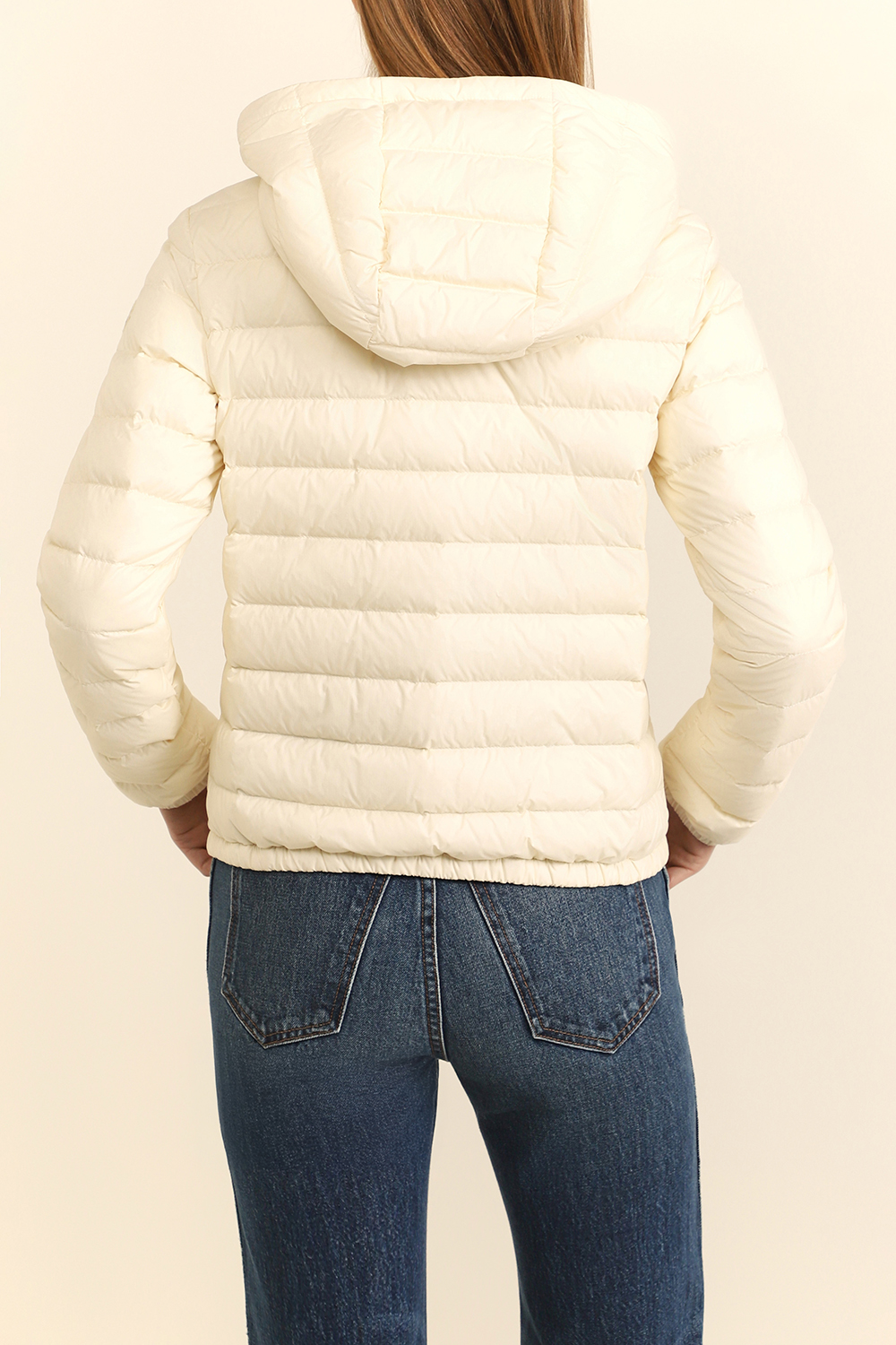 תמונת דוגמן אחורית של ז'קט קפוצ'ון MONCLER