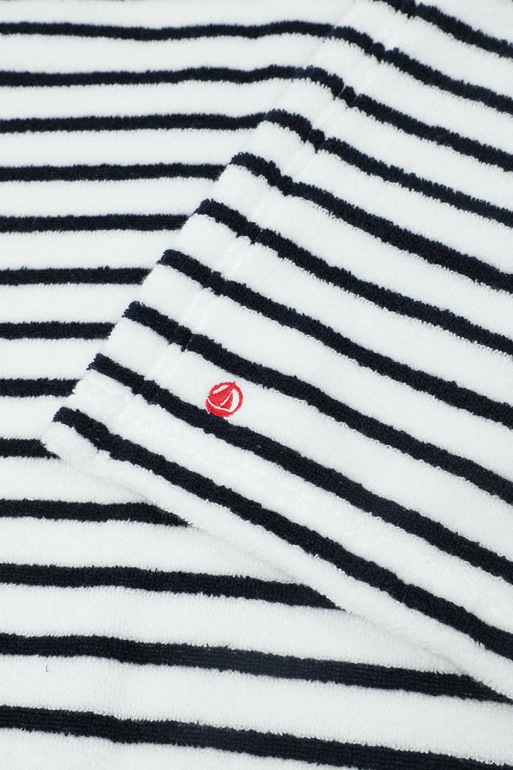 תמונה אחורית של מגבת פונצ`ו עם הדפס פסים PETIT BATEAU