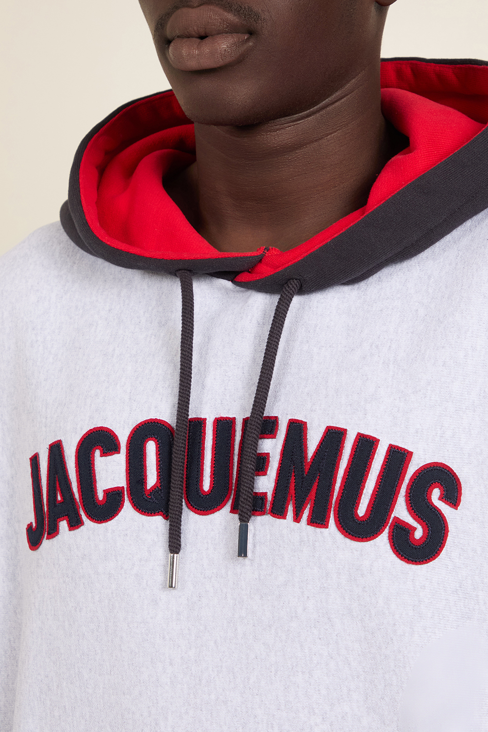 תמונת דוגמן אחורית של סווטשירט קפוצ'ון JACQUEMUS