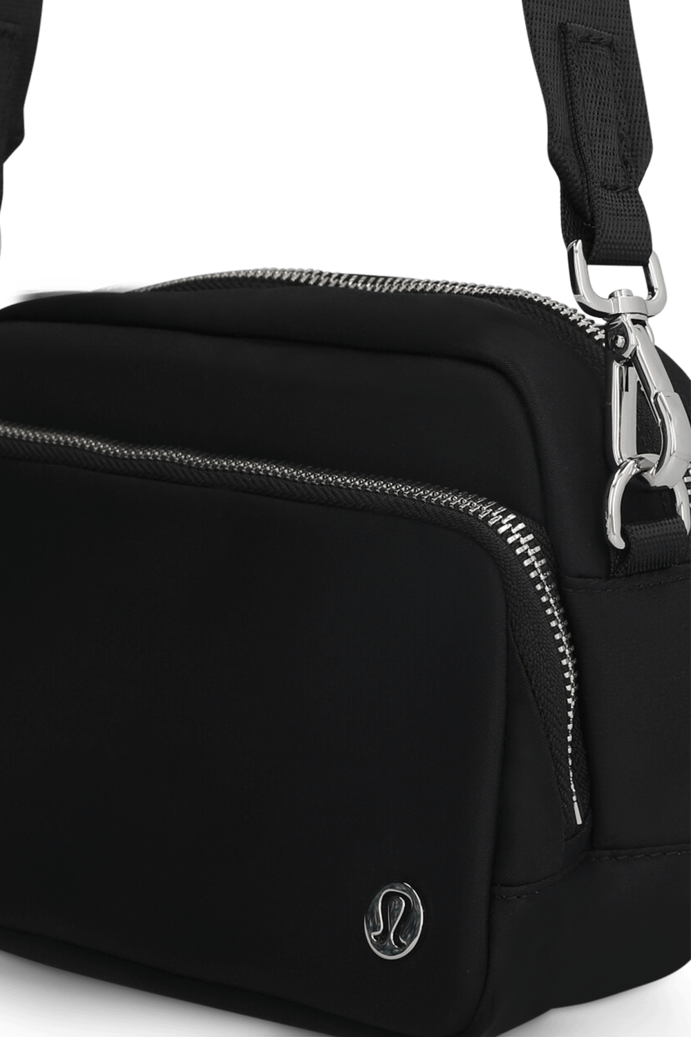 תמונת תקריב של Everywhere Crossbody Bag 2L Metal Hardware LULULEMON
