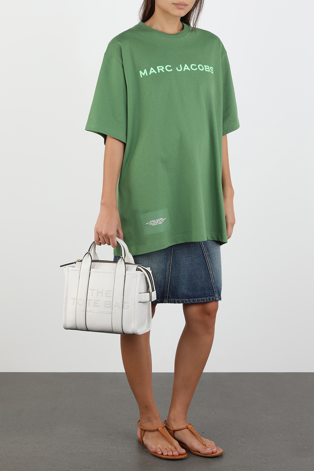 תמונת דוגמן קידמית של Mini Traveler Tote Bag in White