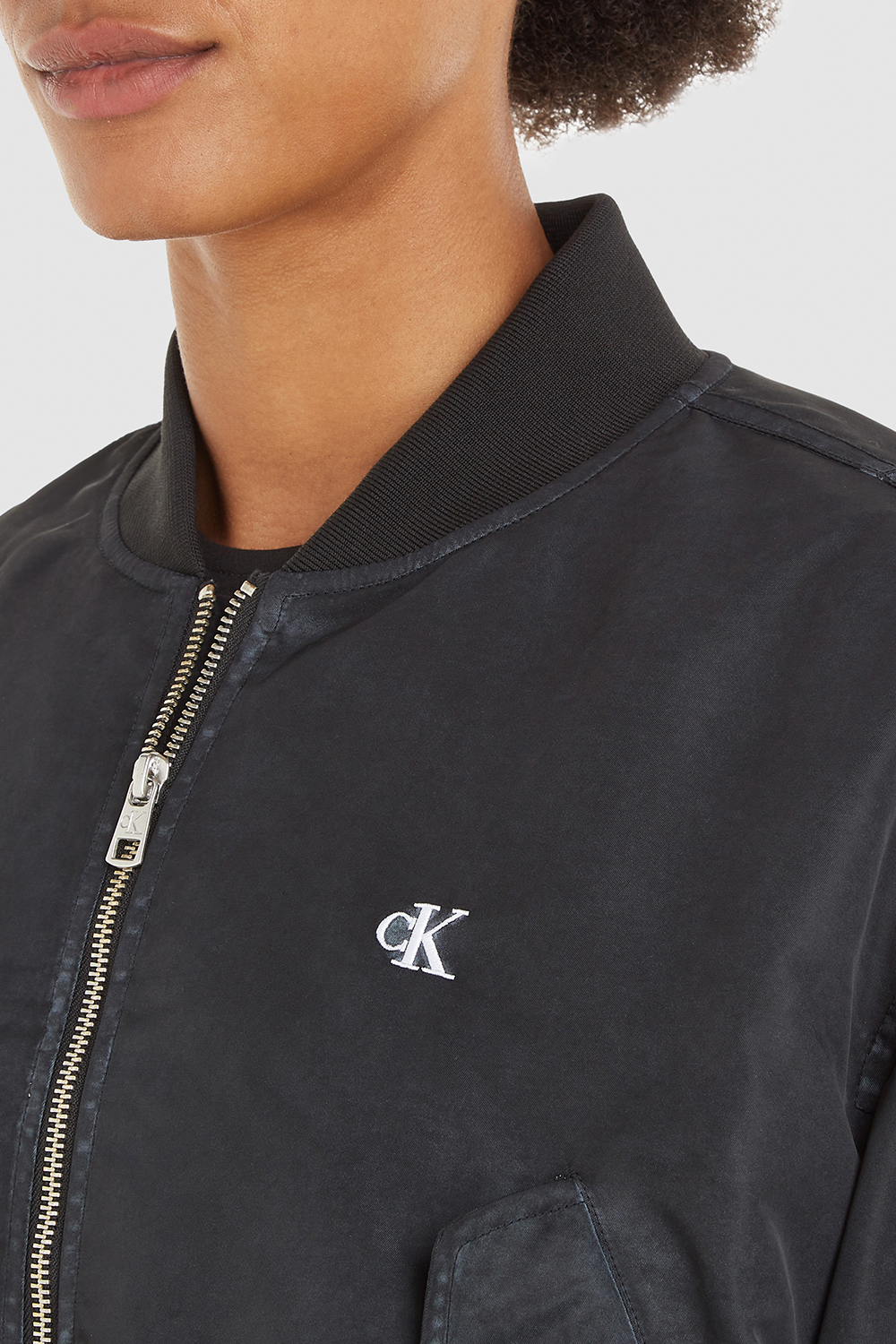 תמונת תקריב דוגמן של ז`קט בומבר CALVIN KLEIN