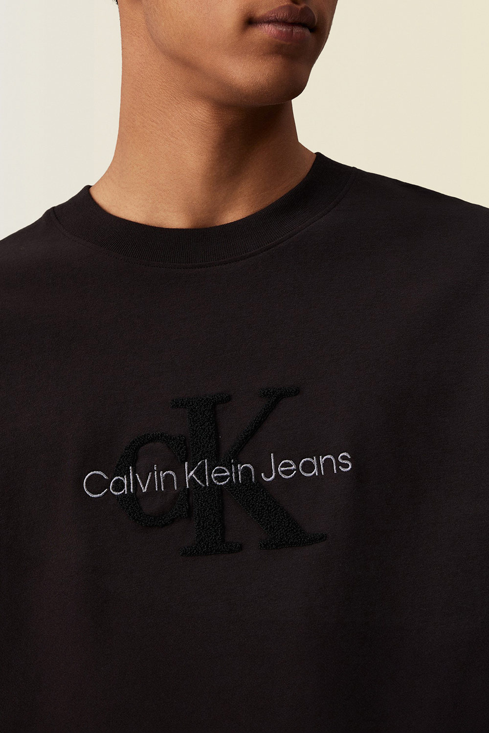תמונת תקריב דוגמן של חולצת טי CALVIN KLEIN
