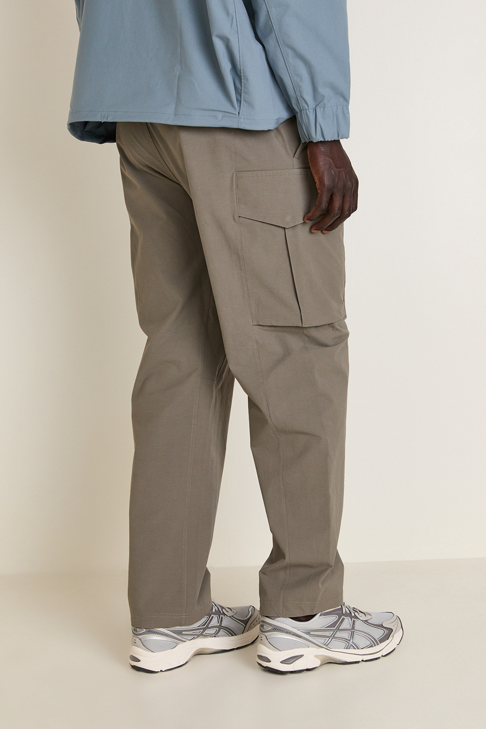 תמונת דוגמן אחורית של VersaTwill™ Relaxed-Fit Cargo Pant