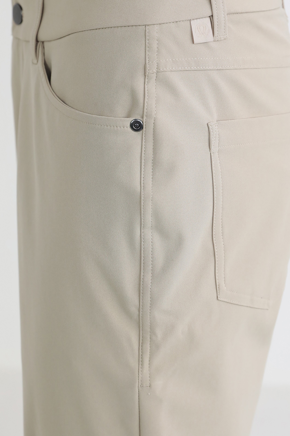 תמונת תקריב דוגמן של ABC Relaxed Fit Trousers 30" L