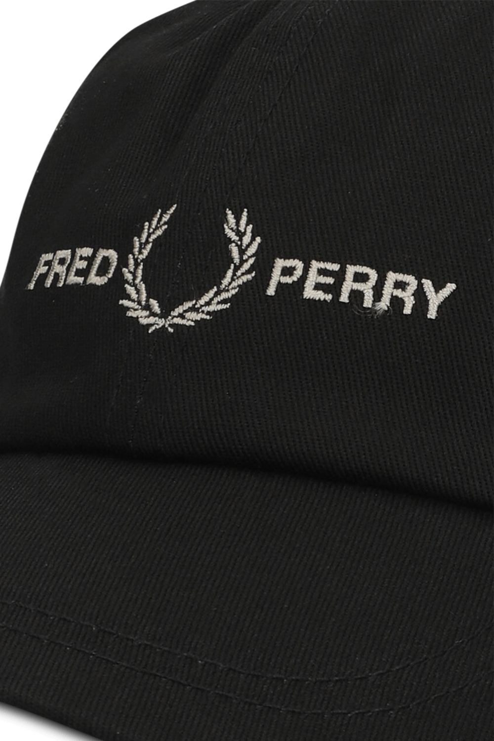 תמונת תקריב של כובע מצחייה FRED PERRY