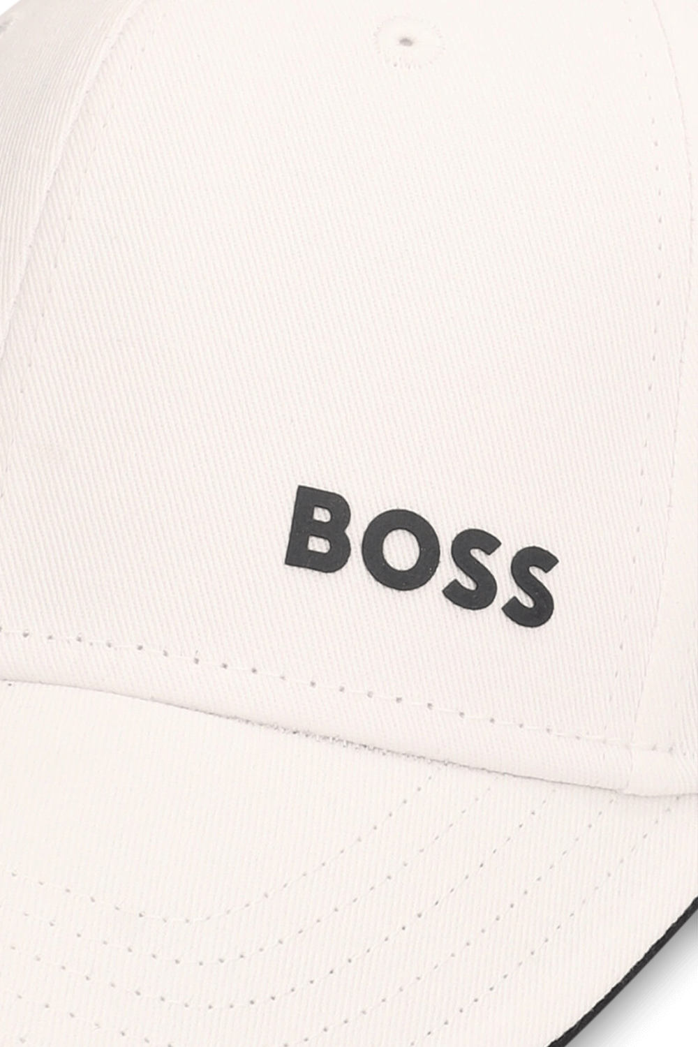 תמונת תקריב של כובע מצחייה BOSS
