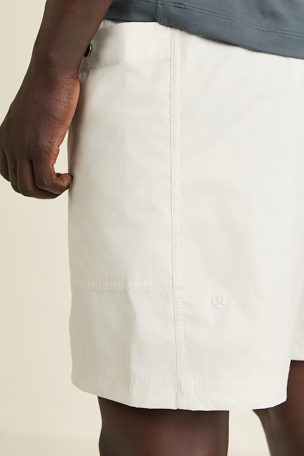 תמונת תקריב דוגמן של Lightweight Cargo Pocket Short 8 LULULEMON