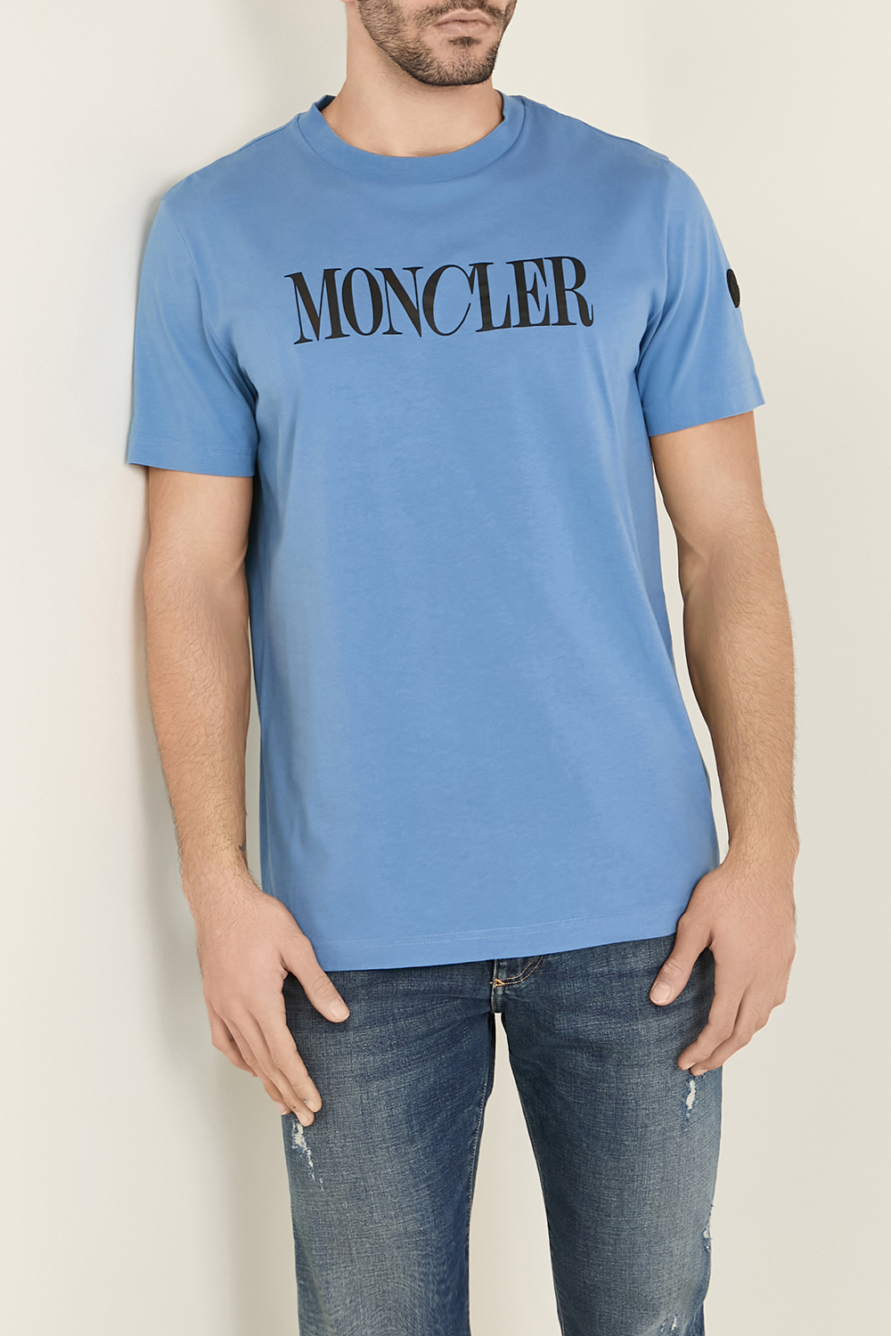 תמונת דוגמן קידמית של חולצת טי MONCLER