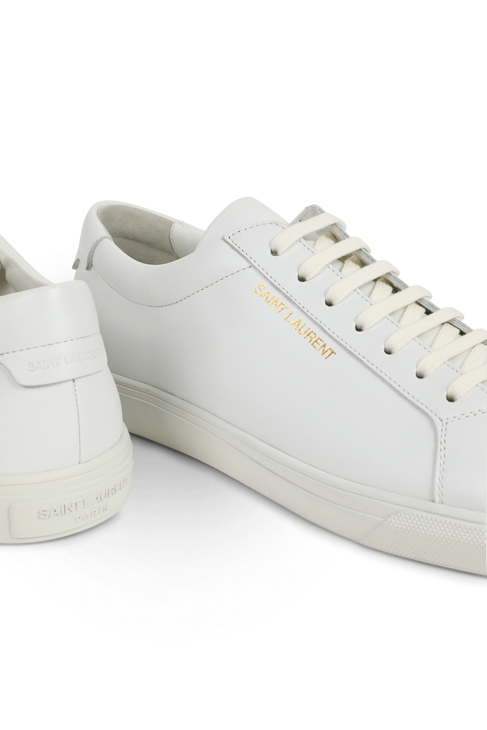 תמונת תקריב של סניקרס אנדי מעור עם לוגו זהוב SAINT LAURENT