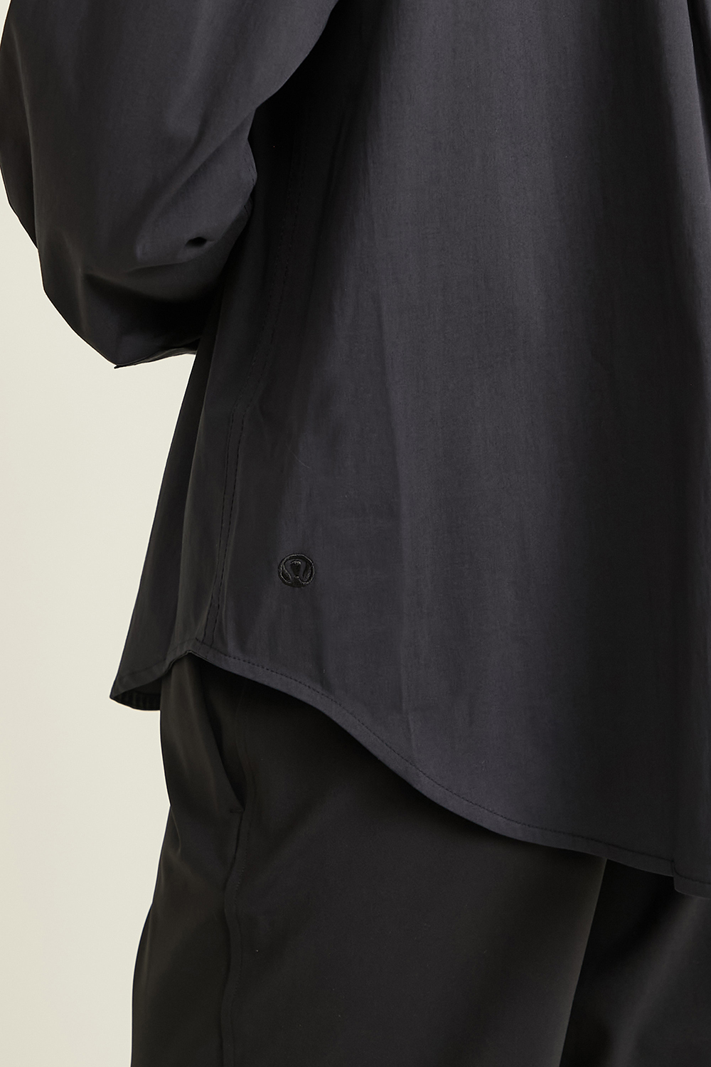 תמונת תקריב דוגמן של Cotton-Blend Poplin Button-Down Shirt LULULEMON