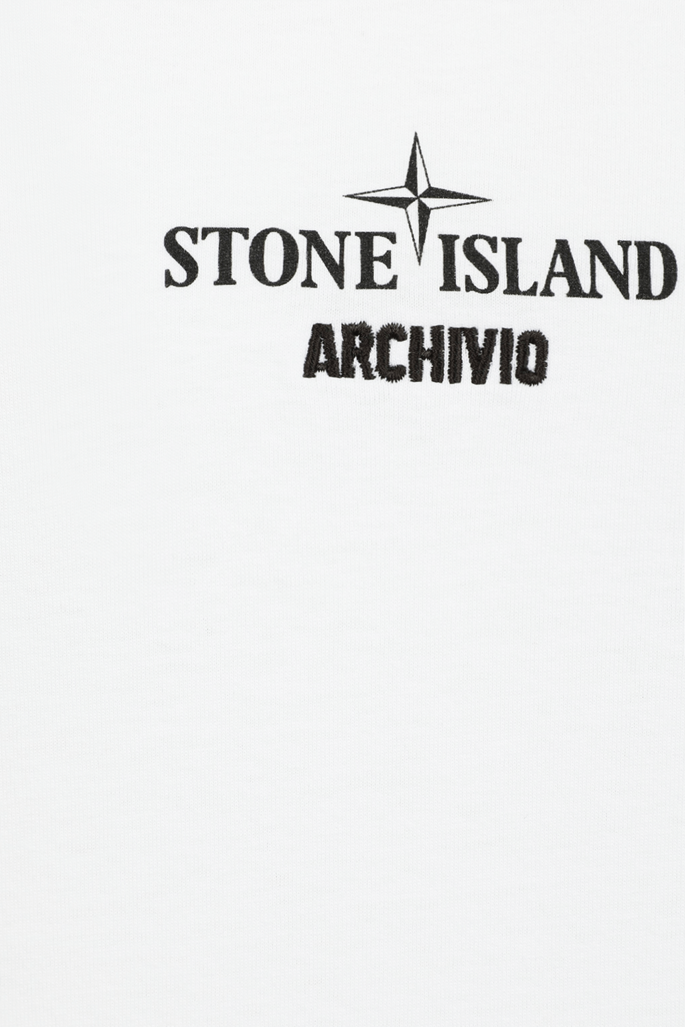 תמונת תקריב של חולצת טי לבנה עם לוגו כוכב רקום STONE ISLAND