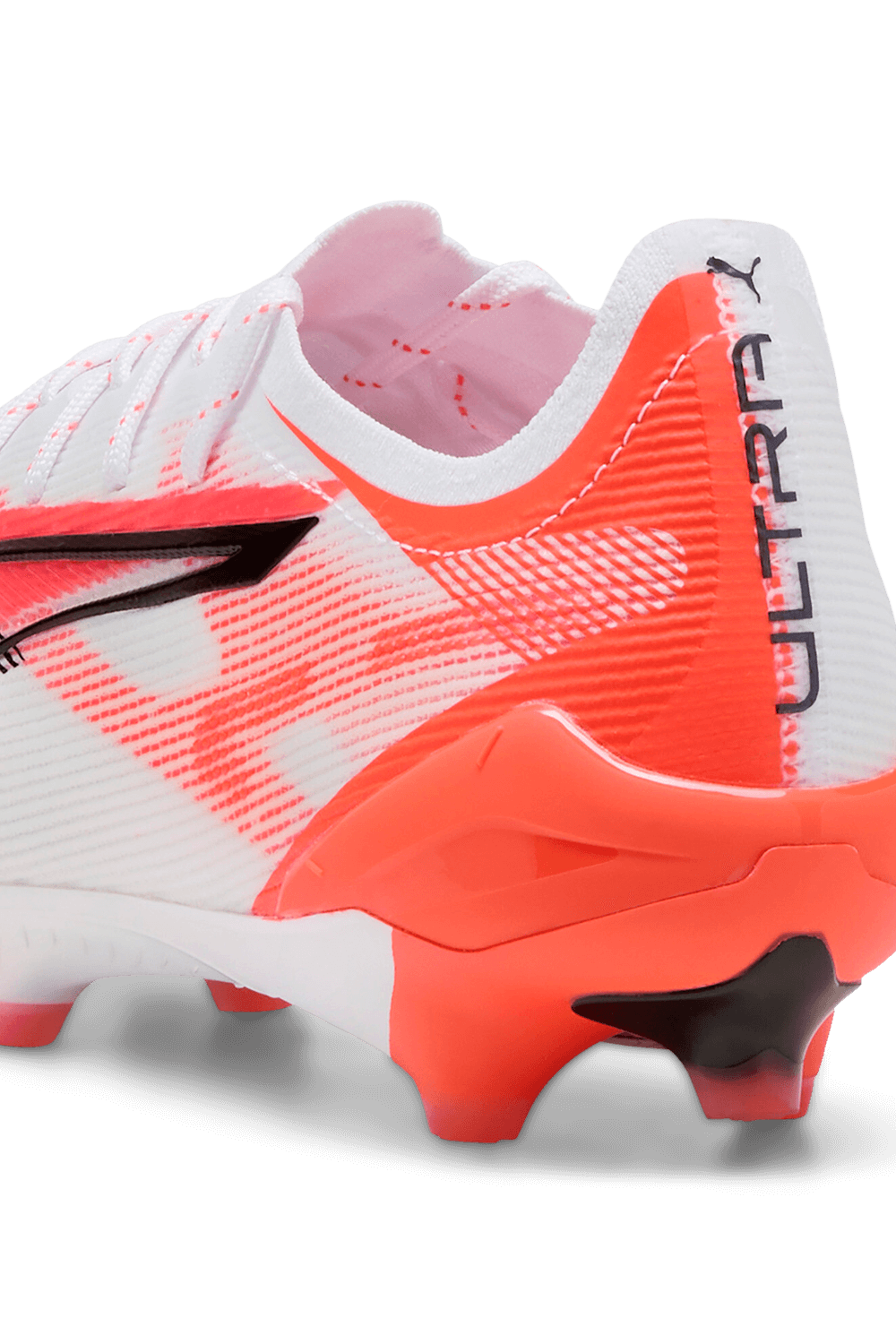 תמונת תקריב של נעלי כדורגל אולטרה 5 אולטימט PUMA