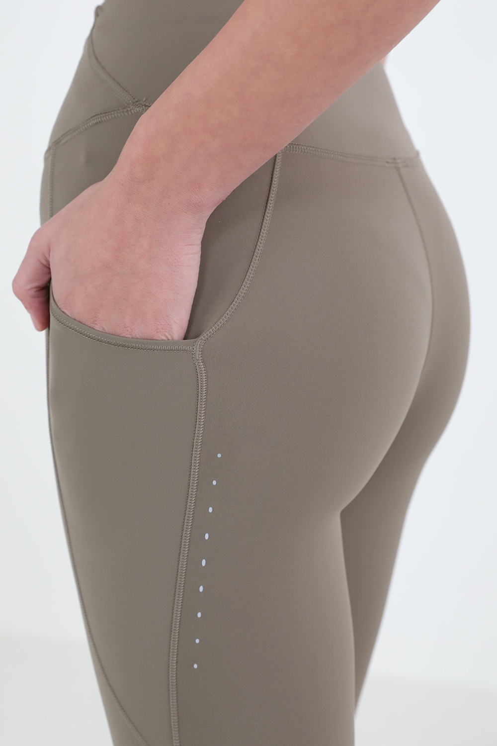 תמונת תקריב דוגמן של Fast and Free HR Tight 25