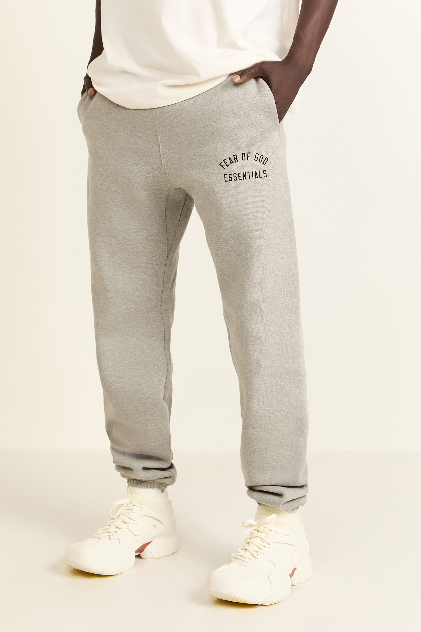 תמונת דוגמן קידמית של מכנסי ג'וגר FEAR OF GOD ESSENTIALS
